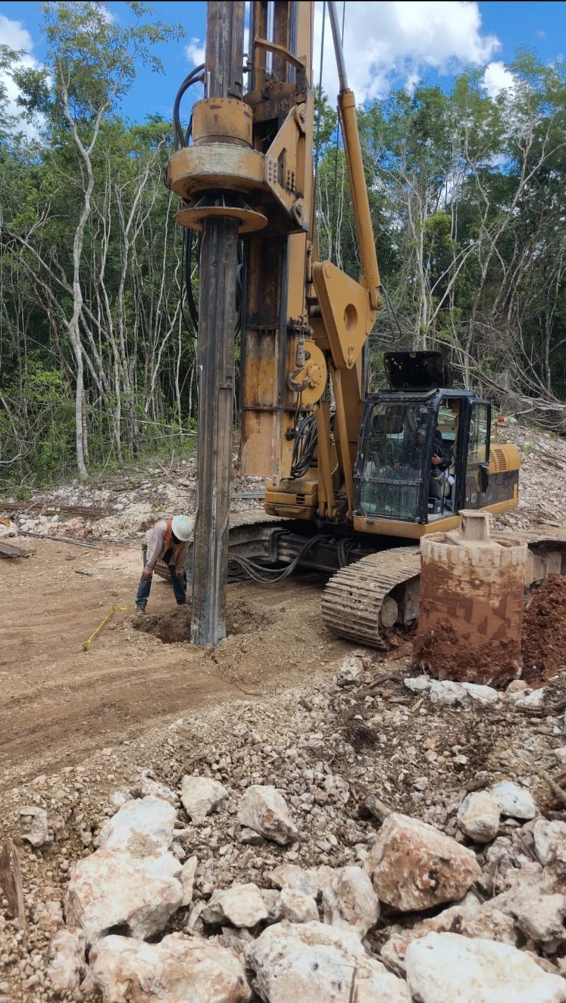 Garra de Jaguar · perforadora y personal en el punto de cimentación dentro de la selva